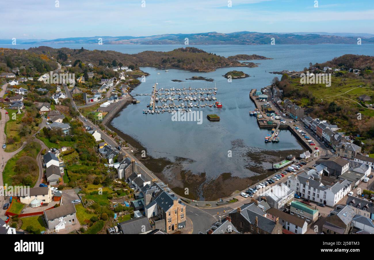 Luftaufnahme von Tarbert Dorf und Hafen in Argyll und Bute, Schottland, Großbritannien Stockfoto