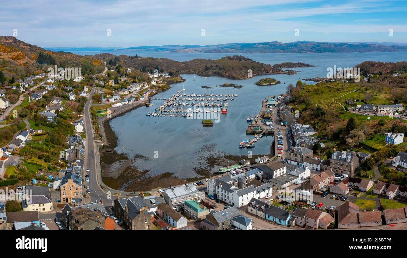 Luftaufnahme von Tarbert Dorf und Hafen in Argyll und Bute, Schottland, Großbritannien Stockfoto