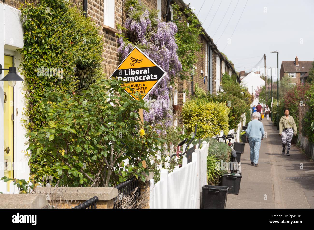 Abstimmung Liberaldemokratische lokale Wahlpartei politische Banner und Hetze in Barnes, Südwestlondon, Richmond upon Thames, London, England Stockfoto