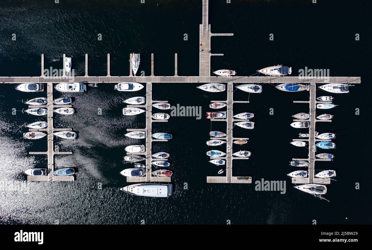 Luftaufnahme von Yachten in der Marina in Portavadie Erholungs- und Freizeitentwicklung auf der Halbinsel Cowal, in Argyll und Bute, Schottland, Großbritannien Stockfoto