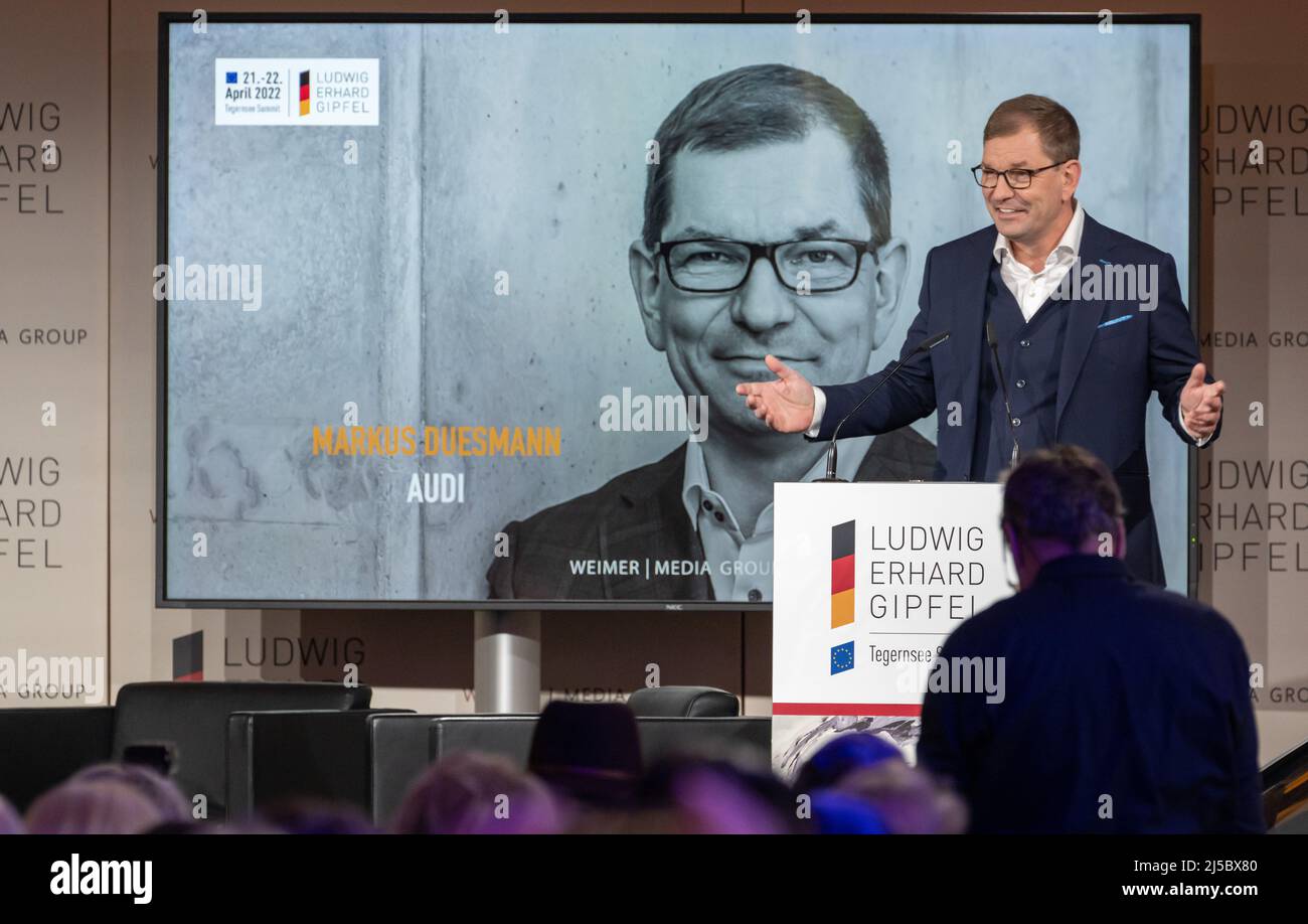 Gmund Am Tegernsee, Deutschland. 22. April 2022. Markus Duesmann, Vorsitzender des Vorstands der Audi AG, spricht beim Ludwig-Erhard-Gipfel. An dem zweitägigen Gipfel nehmen Vertreter aus Wirtschaft, Politik, Wissenschaft und Medien Teil. Kredit: Peter Kneffel/dpa/Alamy Live Nachrichten Stockfoto