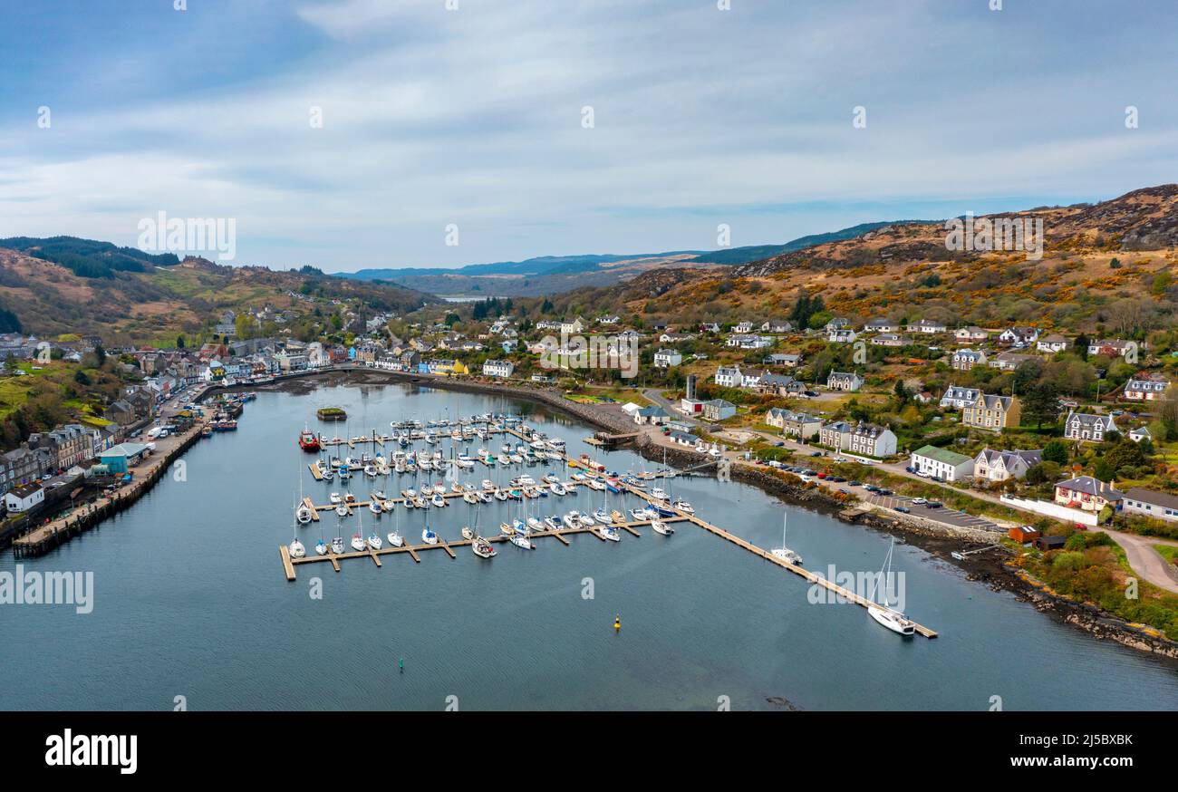 Luftaufnahme von Tarbert Dorf und Hafen in Argyll und Bute, Schottland, Großbritannien Stockfoto