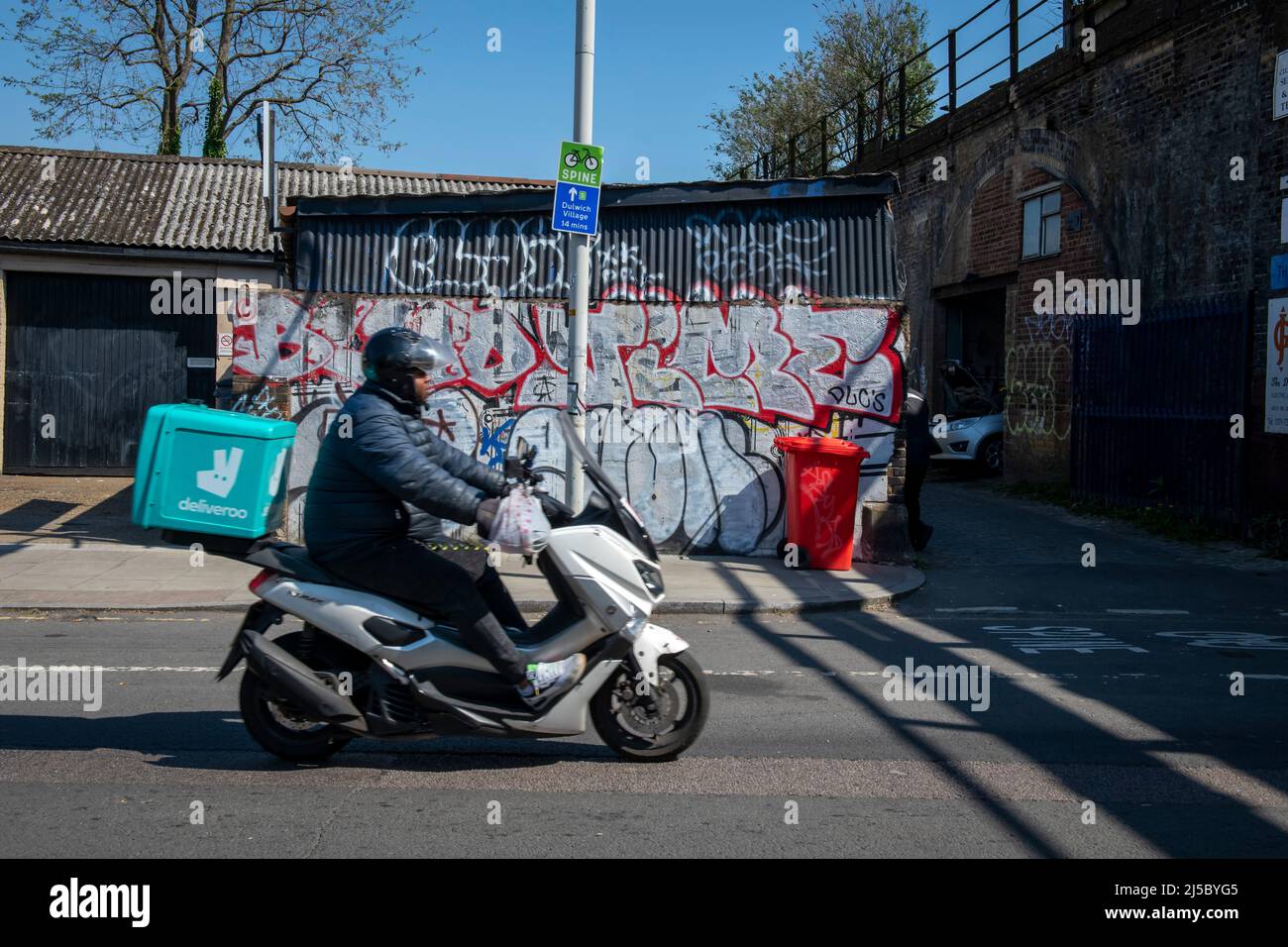 Ein deliveroo Roller an einem sonnigen Tag in Peckham Rye Stockfoto