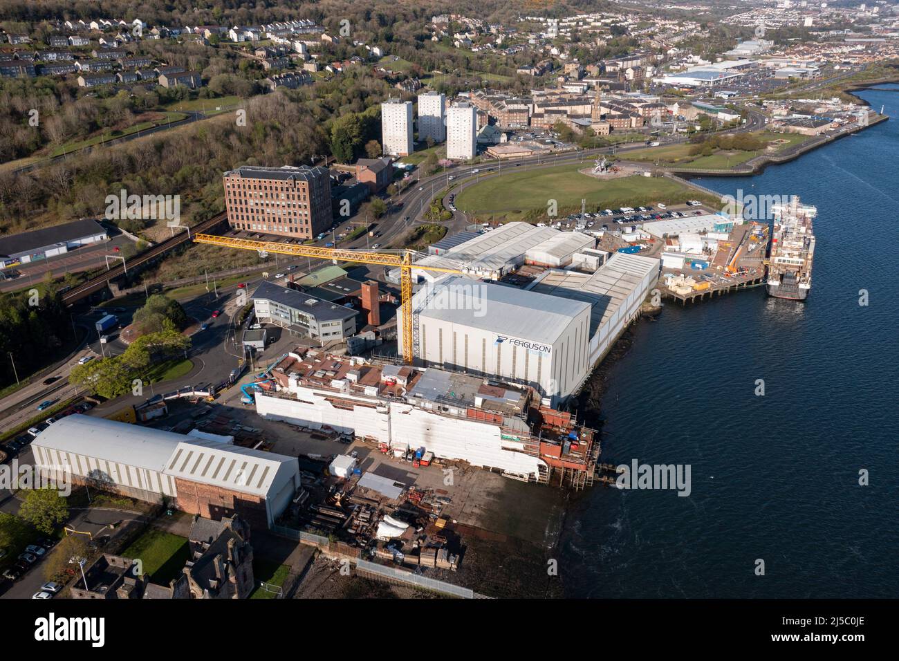 Greenock, Schottland, Großbritannien. 22. April 2022. IM BILD: Glen Sannox Fähre, die noch in der Fertigung liegt, spät und über Budget inmitten neuer Kontroversen über Zahlungen und Beschaffungsprozesse. Luftdrohnenaufnahmen des Ferguson Marine Ship Yard in Greenock mit der Fähre Glen Sannox. Quelle: Colin Fisher/Alamy Live News Stockfoto