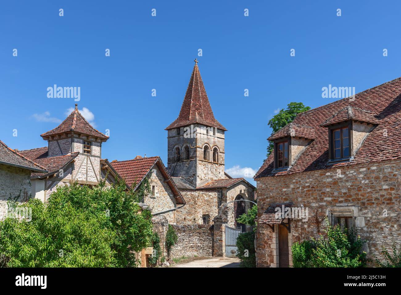 Gemauerte Ziegeldachhäuser im Zentrum des alten Carennac Dorf und 11 Jahrhundert Kirche Eglise Saint-Pierre, Lot, historische Region Quercy, Frankreich Stockfoto