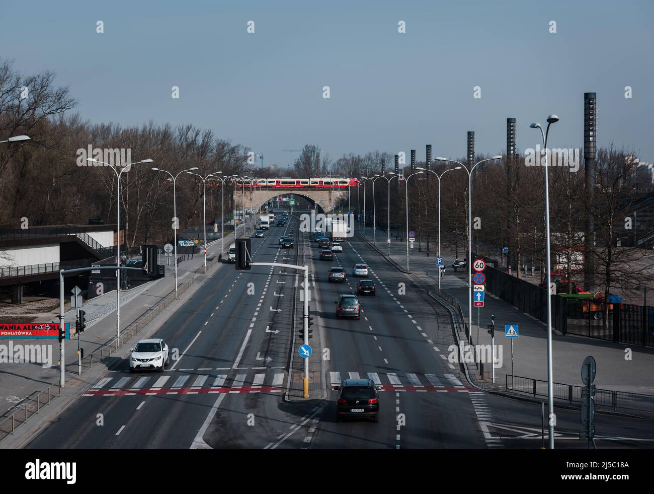 Warschau. Polen. 03.30.2022. Autoverkehr. Die Autobahn verläuft unter der Eisenbahnbrücke. Stockfoto