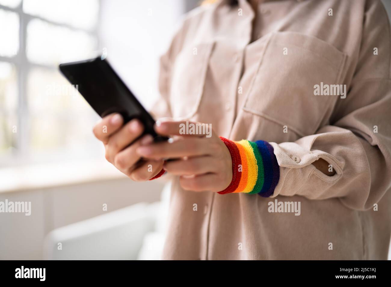 Inklusion Und Vielfalt. LGBT Regenbogenarmband. Gleichstellung Am Arbeitsplatz Stockfoto