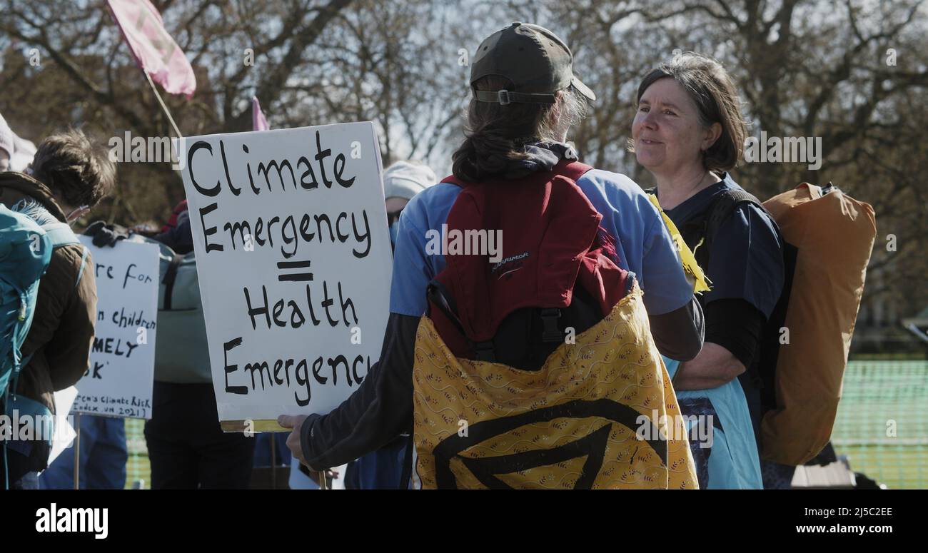 London, Großbritannien - 04 09 2022: Weibliche Klimaprotegerin mit einem Schild, ‘Climate Emergency. Gesundheitsnotstand“, bei einem Aussterbungsrebellion-Klimaprotest. Stockfoto