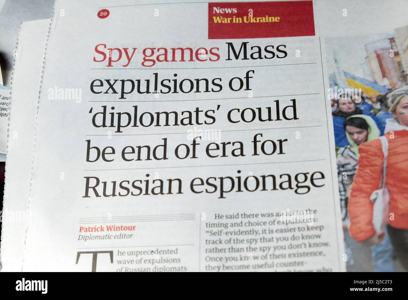 "Spionage-Spiele Massenvertreibungen von "Diplomaten" könnten Ende der Ära für russische Spionage sein" Headline-Artikel der Ukraine war Guardian Zeitung vom 15. April 2022 Großbritannien Stockfoto