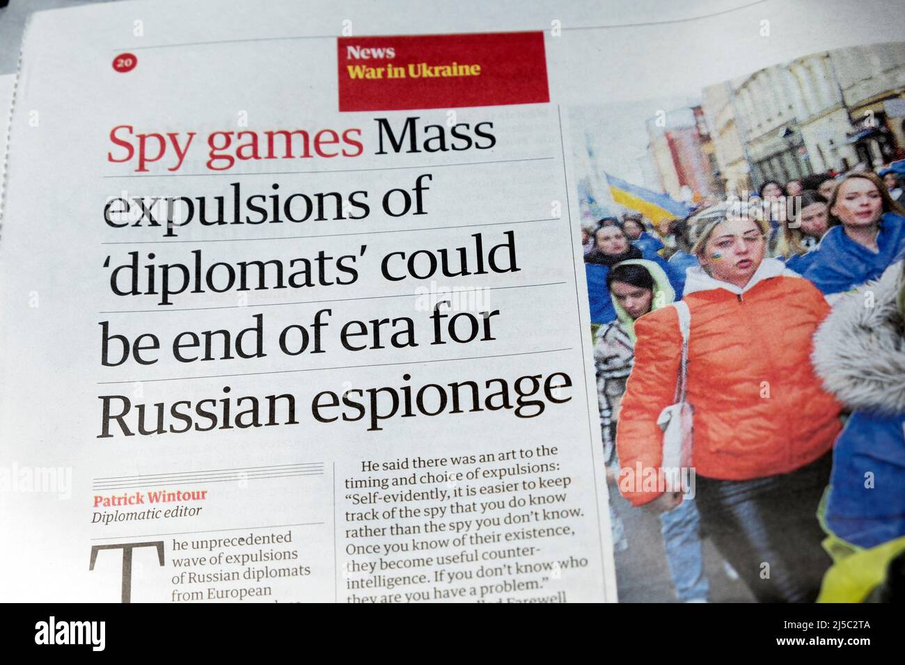 War in Ukraine die Zeitung Guardian titelte mit dem Titel "Spionagespiele Massenvertreibungen von "Diplomaten" könnten das Ende der Ära für russische Spionage sein" 15. April 2022 Stockfoto