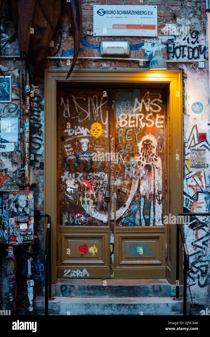 Graffiti-Tür in Berlin, Deutschland Stockfoto