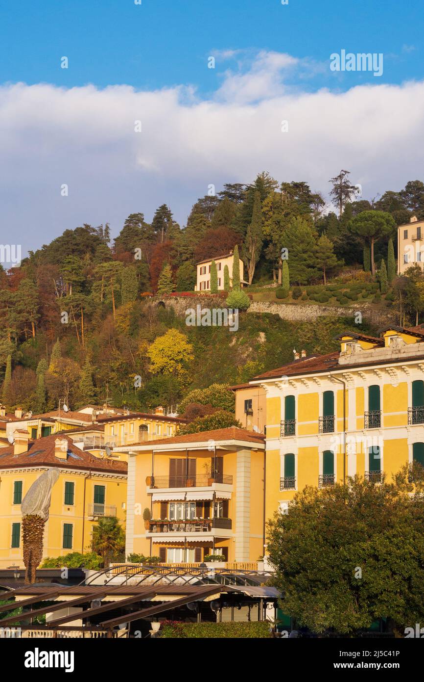 Kleiner malerischer Ferienort Bellagio in der Provinz Como, Italien, Lombardei am Ufer des Comer Sees. Stockfoto