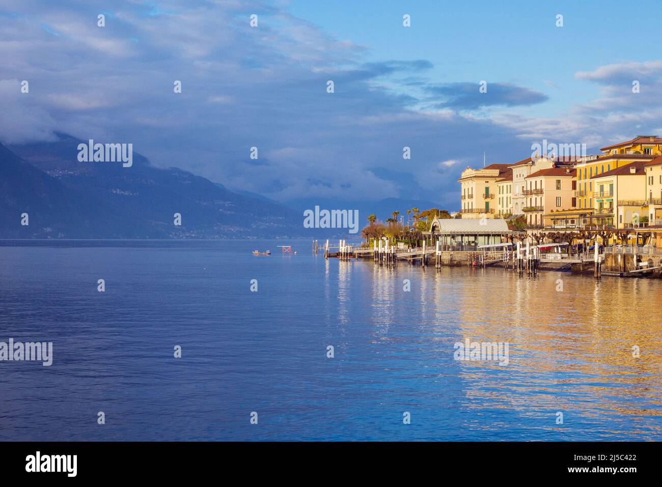 Bellagio, Italien, November 2021. Ein kleiner malerischer Ferienort Bellagio Italien, am Ufer des Comer Sees. Wunderschöne Aussicht auf den See, den Pier Stockfoto
