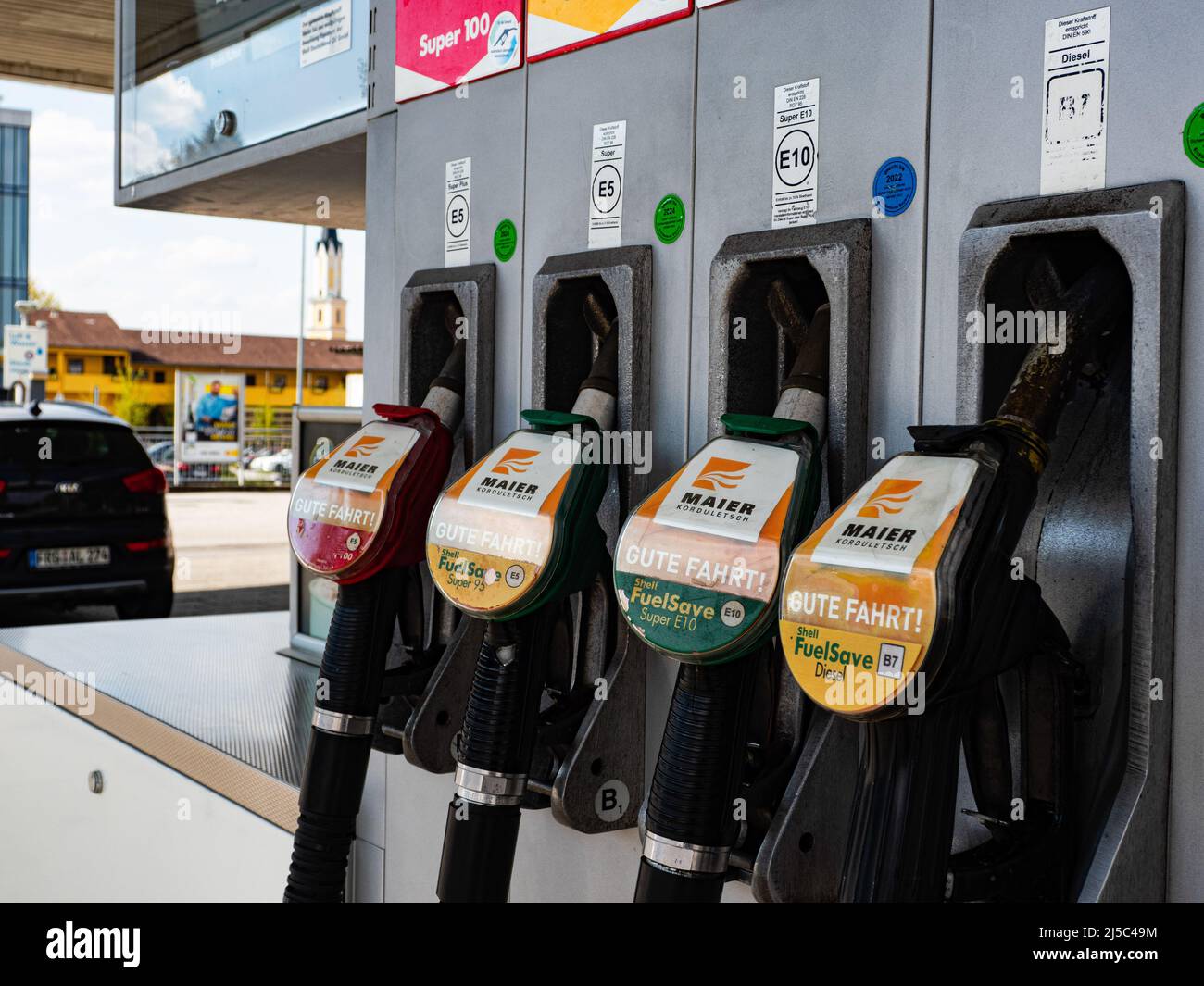 Vilshofen An Der Donau, Deutschland. 21. April 2022. Zapfpistolen an einer Shell-Tankstelle in Vilshofen an der Donau. Kredit: SOPA Images Limited/Alamy Live Nachrichten Stockfoto