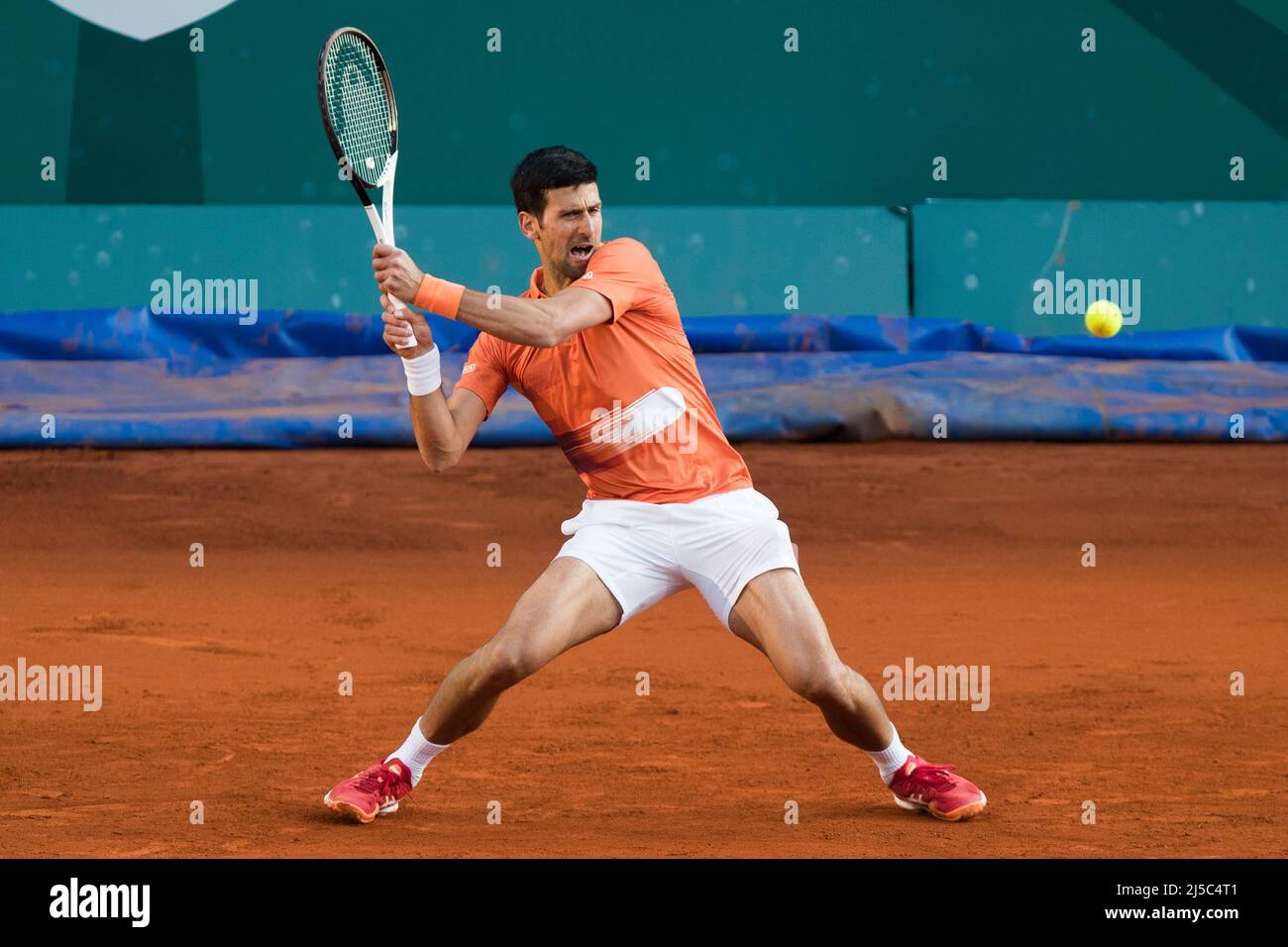 Belgrad, Serbien, 20.. April 2022. Novak Djokovic aus Serbien kehrt am dritten Tag des Turniers Serbia Open ATP 250 im Novak Tennis Center in Belgrad, Serbien, gegen Laslo Djere aus Serbien zurück. 20. April 2022. Kredit: Nikola Krstic/Alamy Stockfoto