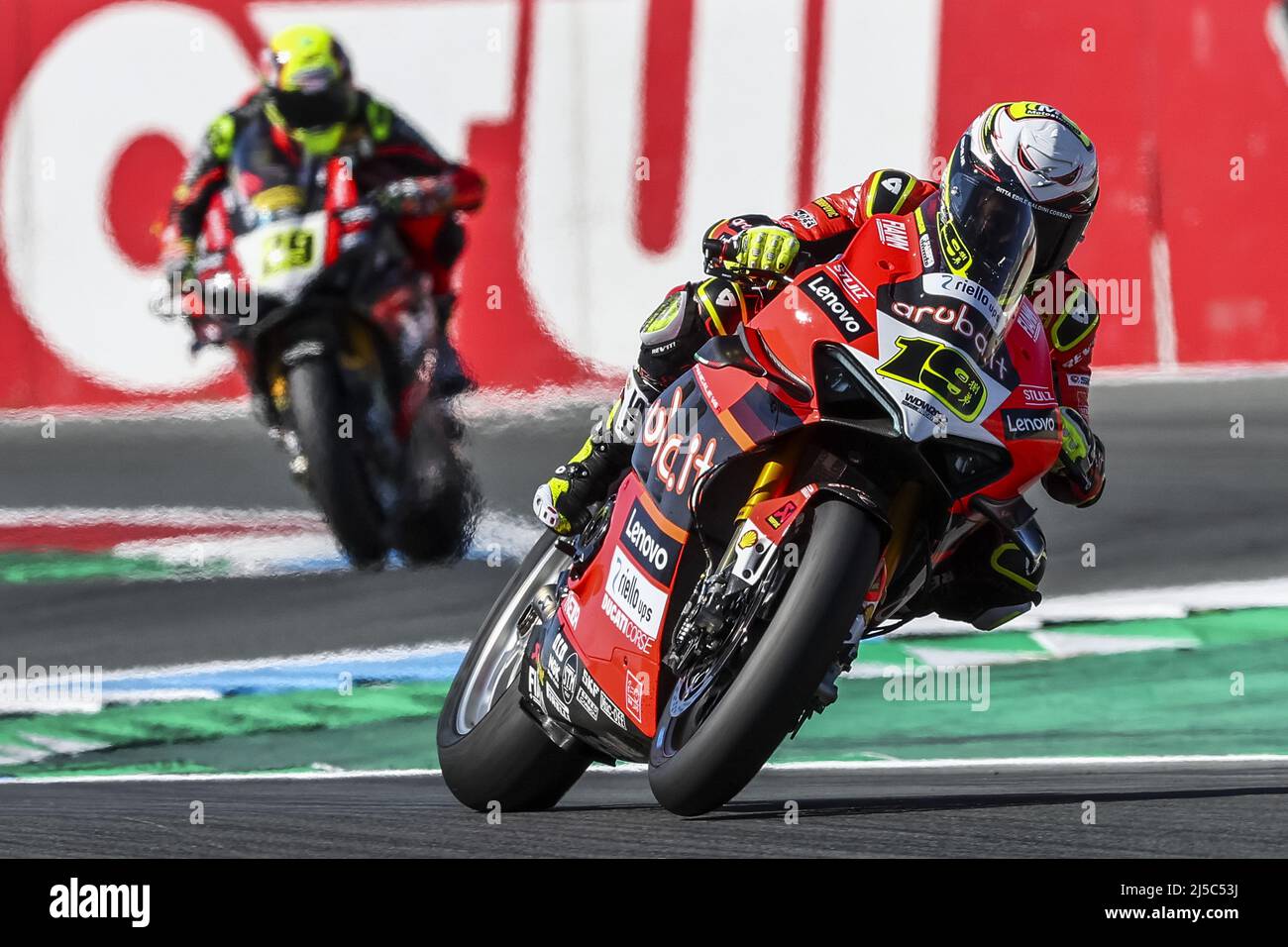 Assen, Niederlande. 22. April 2022. 22.. April 2022. Assen, Niederlande. ASSEN - Luca Bernardi (SMR) auf seiner Ducati, Alvaro Bautista (ESP) auf seiner Ducati (lr) während des freien Trainings für die Superbike-Weltmeisterschaft auf dem TT Circuit Assen. ANP VINCENT JANNINK Kredit: ANP/Alamy Live Nachrichten Kredit: ANP/Alamy Live Nachrichten Stockfoto