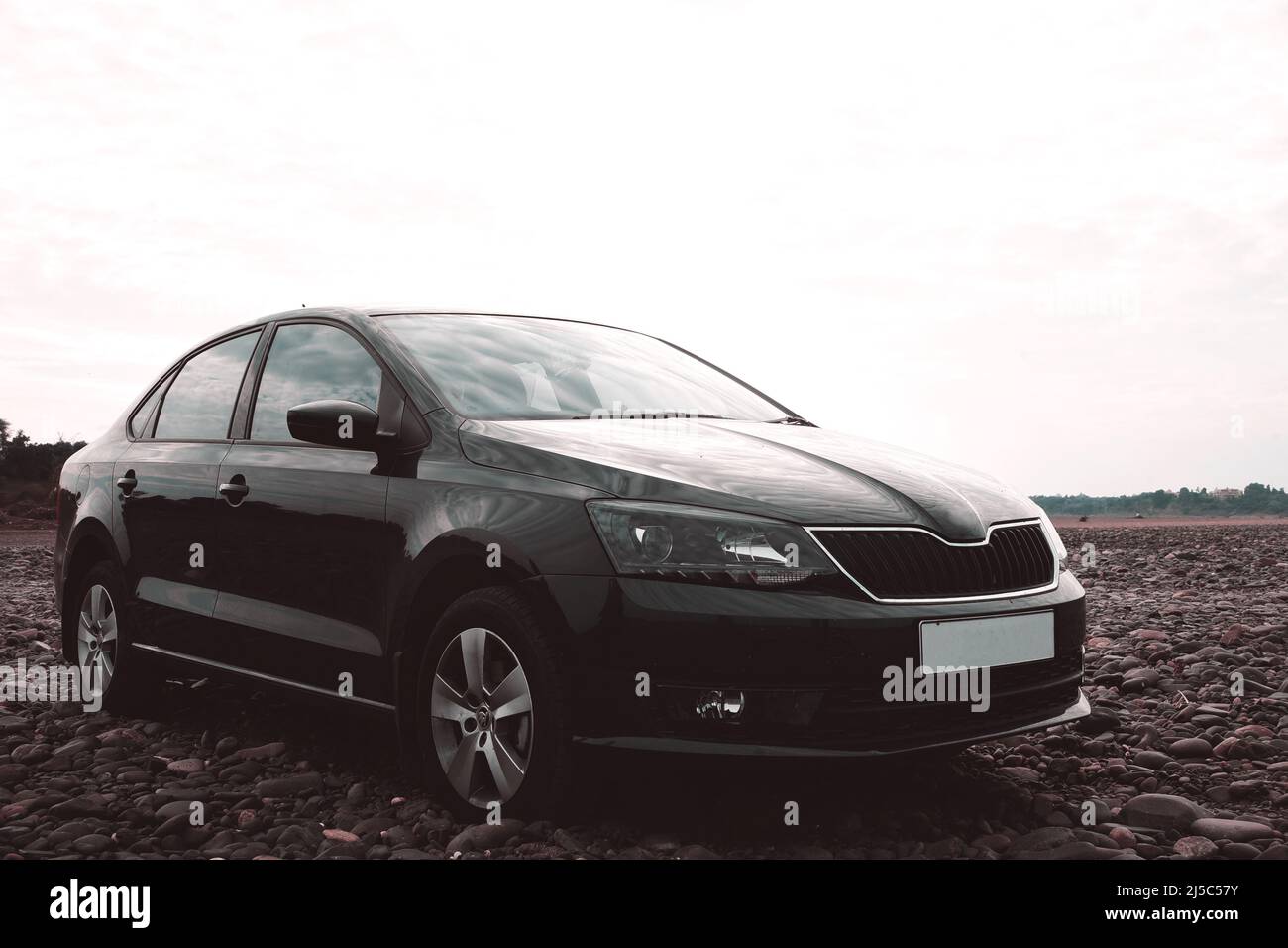 Black Sport Auto auf Fluss felsigen Straße. Schwarzes Auto Landschaft Stockbild. Stockfoto