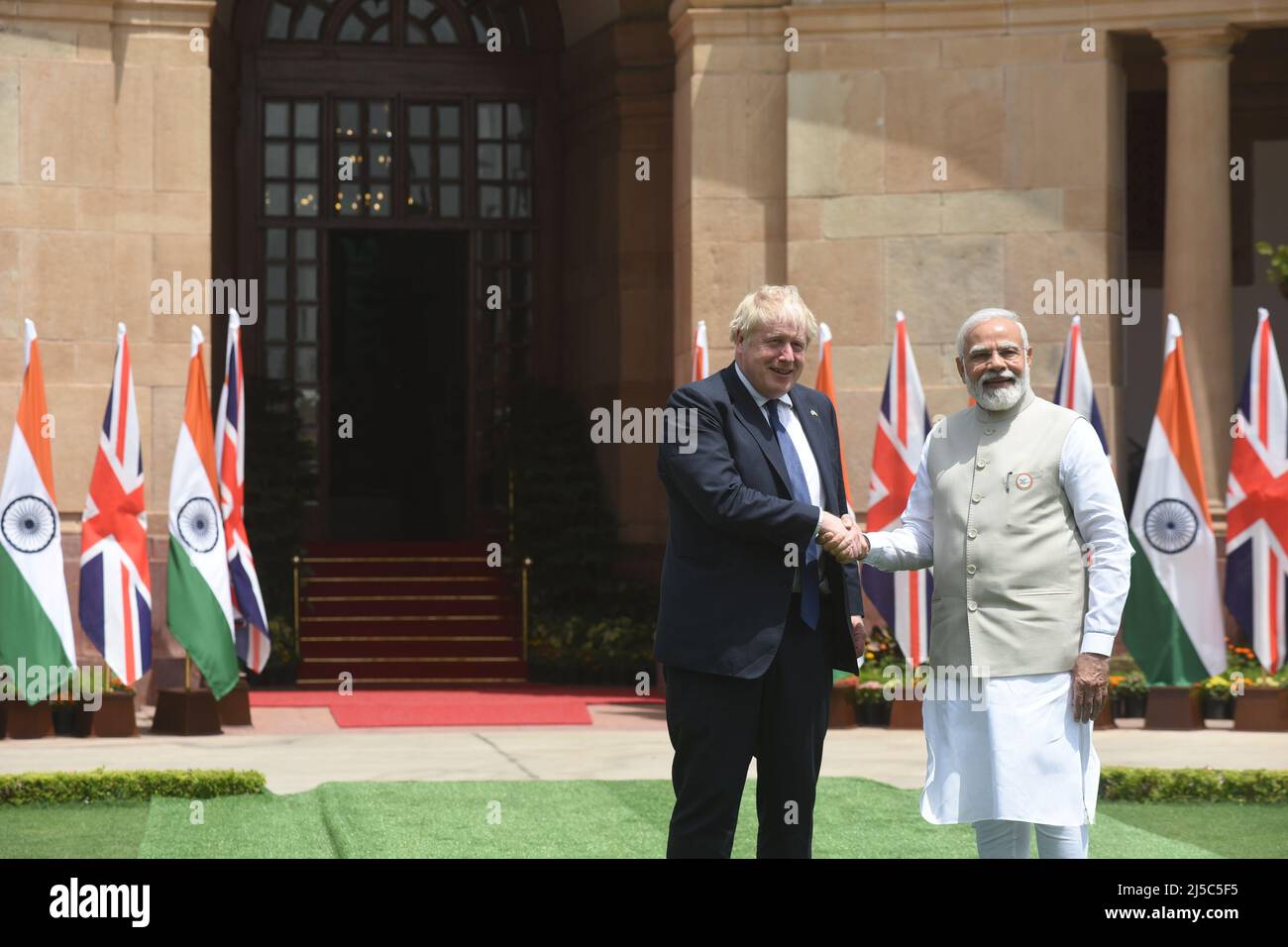 Der britische Premierminister Boris Johnson und sein indischer Amtskollege Narendra Modi vor ihren Gesprächen im Hyderabad-Haus in Neu-Delhi am Freitag, den 22. April 2022. Boris Johnson ist auf einem zweitägigen Besuch in Indien. Foto von Sondeep Shankar Stockfoto