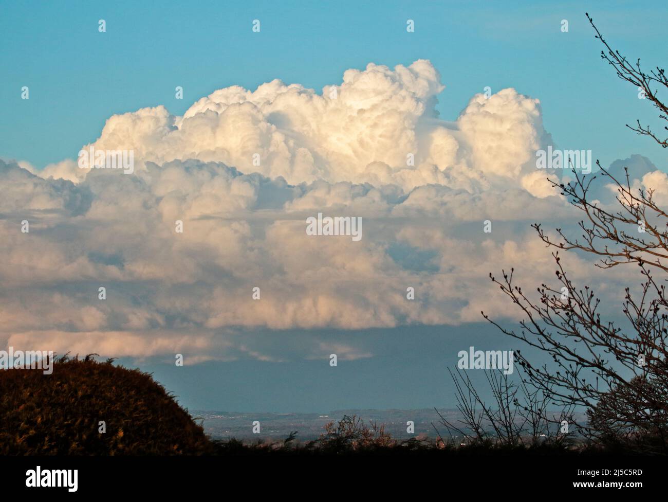 Cumulonimbus Wolken über der Ebene von Cemhire, Großbritannien Stockfoto