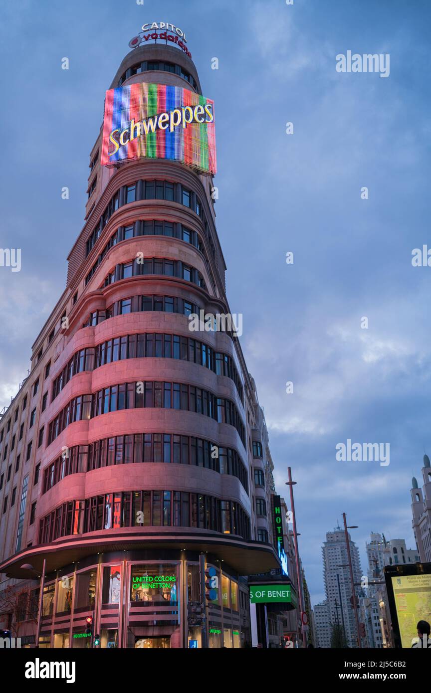 Beliebtes Carrion-Gebäude mit Schweppes-Werbung bei Nacht in Gran Via, Madrid, Spanien Stockfoto