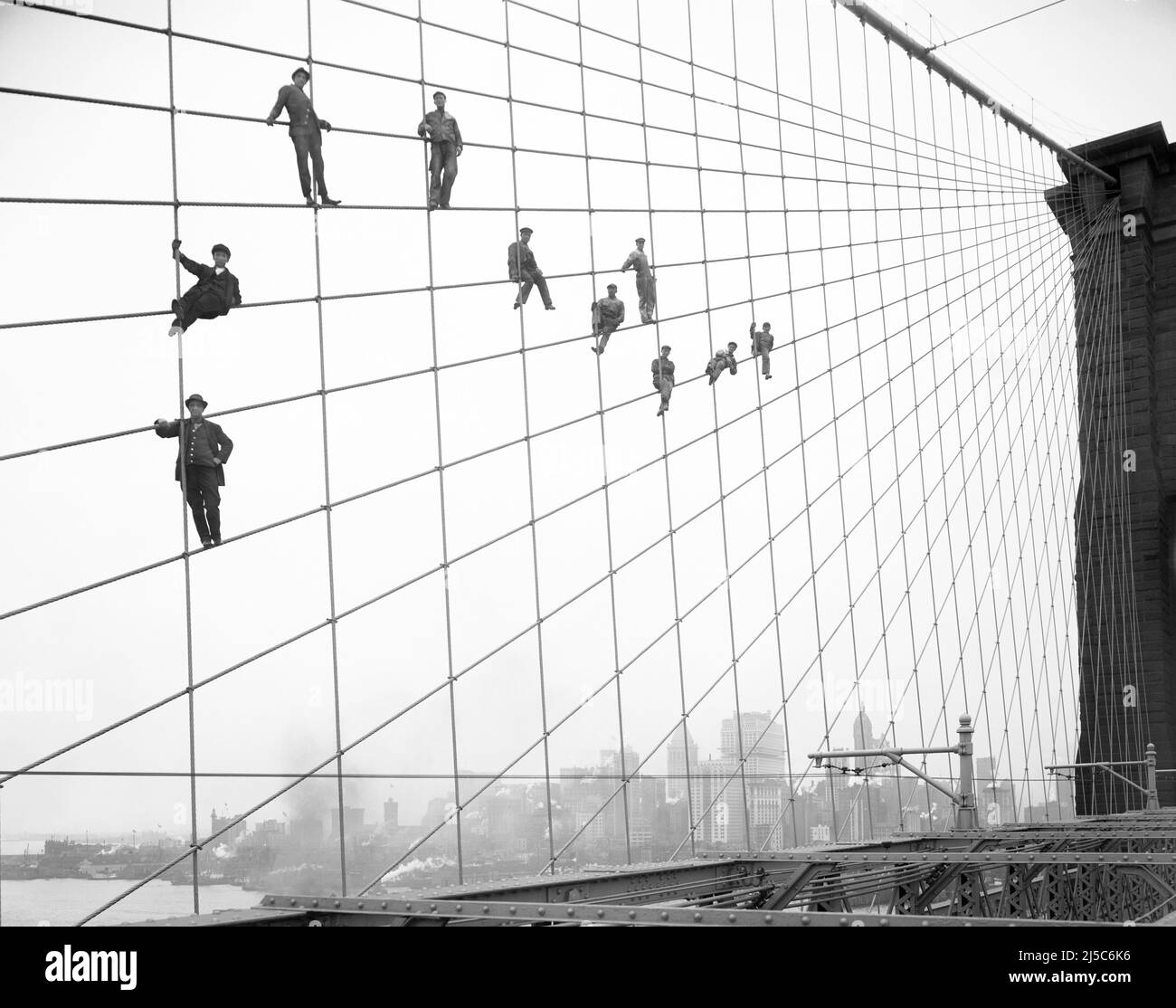 Eugene de Salignac's ikonisches Brooklyn Bridge-Foto von Malern, die an ihrem Arbeitsplatz posieren - 1914 Stockfoto