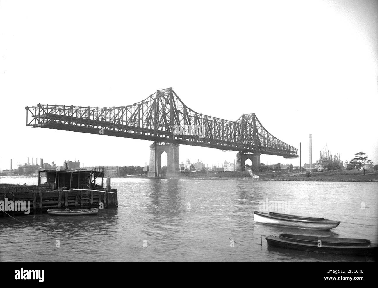 Eugene de Salignac - Queensboro Bridge wird vom heutigen Standort des Queensbridge Park in Astoria, Queens, nördlich der Brücke gebaut. Entgegengesetzte s Stockfoto