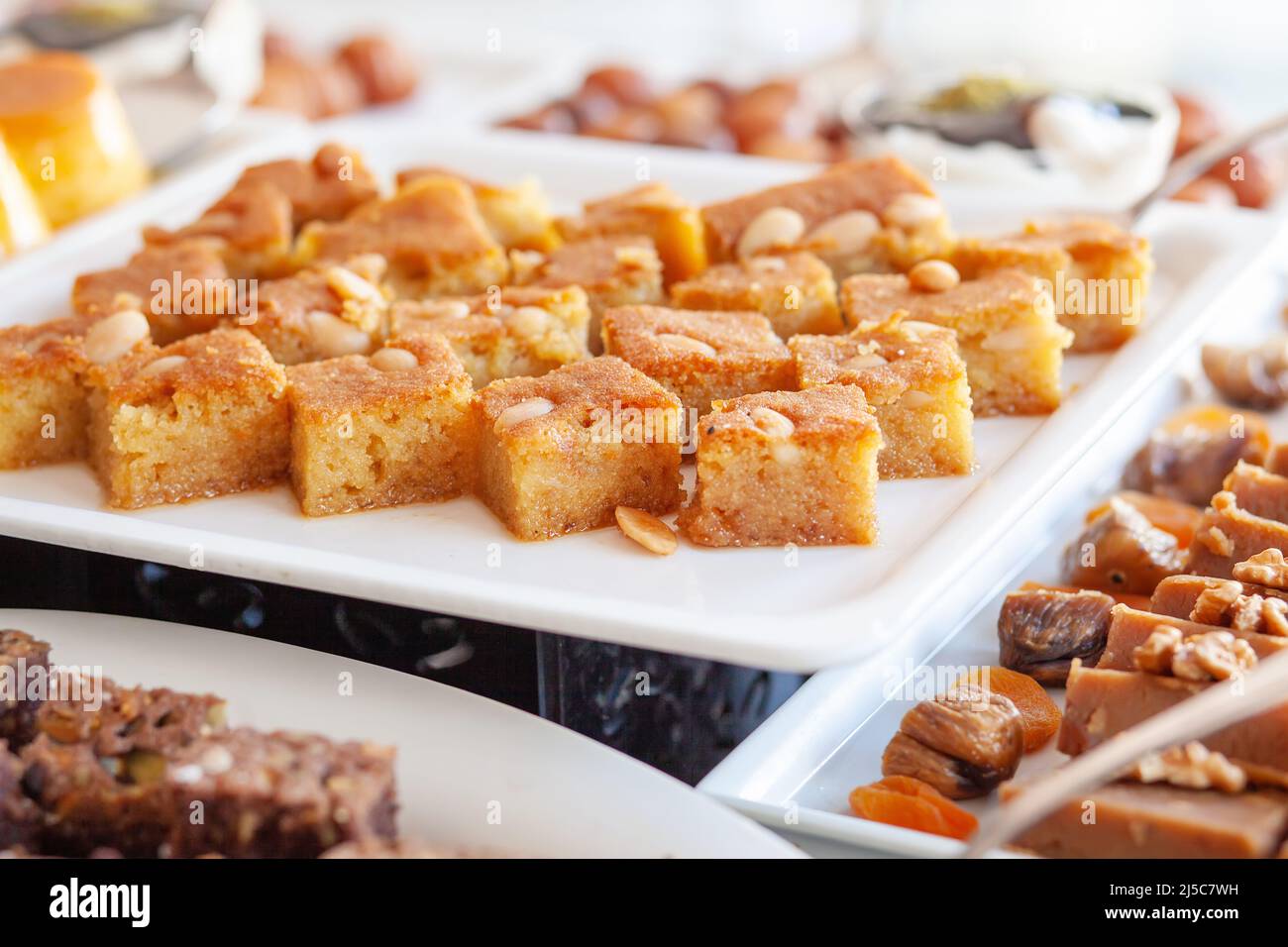 Grießkuchen, auch bekannt als Revenue in der Türkei, Revani oder Ravani in Griechenland. Hergestellt aus einer Kombination aus Grieß und Mehl und in einem Zitrusfrucht-Infus getränkt Stockfoto
