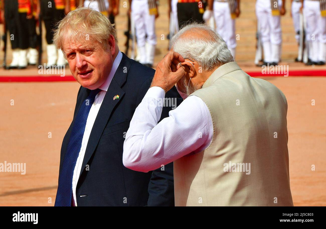 Neu-Delhi, Indien. 22.. April 2022. Der britische Premierminister Boris Johnson und der indische Premierminister Narendra Modi bei einem feierlichen Empfang im indischen Präsidentenpalast Rashtrapati Bhavan in Neu-Delhi. Quelle: PRASOU/Alamy Live News Stockfoto