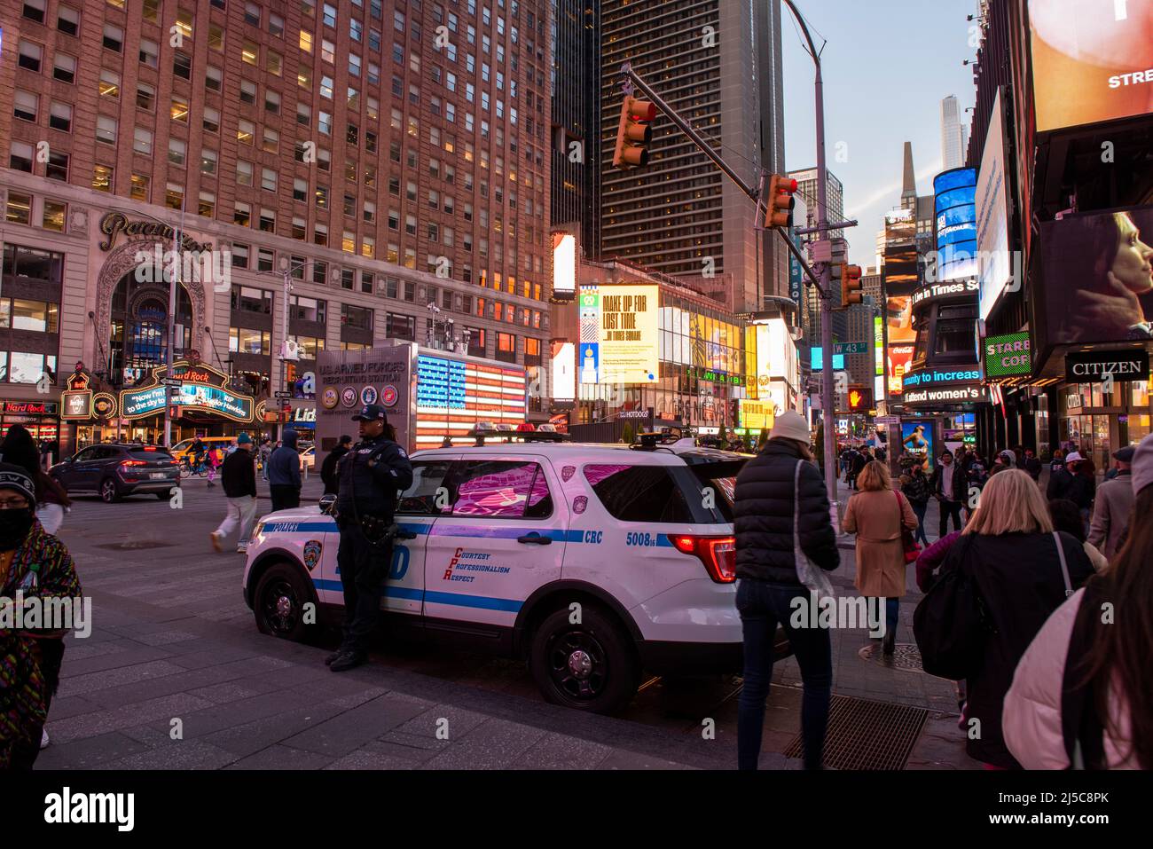 Abenddämmerung am Times Square, Midtown Manhattan, New York USA Stockfoto