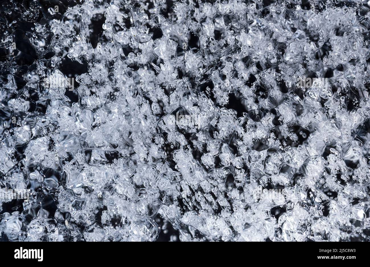 Gasblasen im Eis eingeschlossen. Schwarzweiß-/Schwarzweißbild für abstrakten Hintergrund. Stockfoto