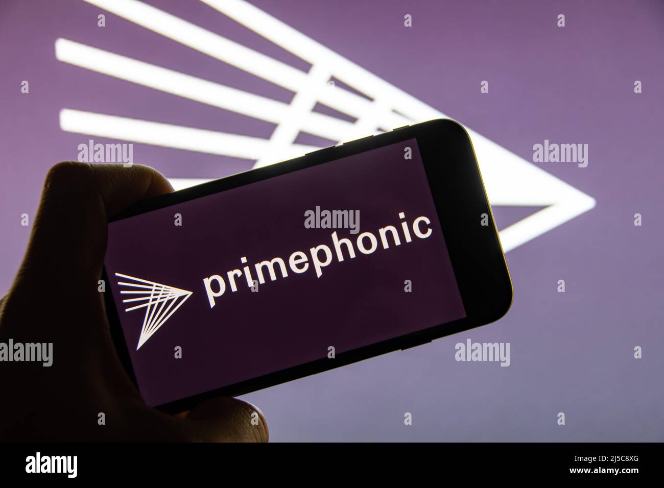 Rheinbach, Deutschland 21. April 2022, das Markenlogo des Musik-Streaming-Dienstes „Primephonic“ auf dem Display eines Smartphones Stockfoto