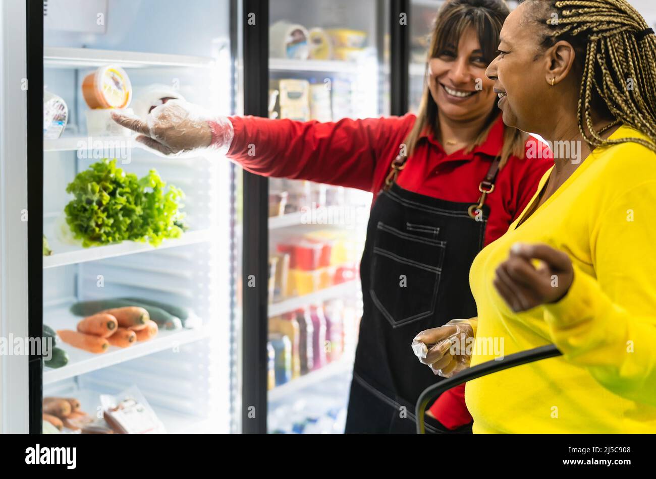 Ältere afrikanische Frau, die im Supermarkt kauft Stockfoto