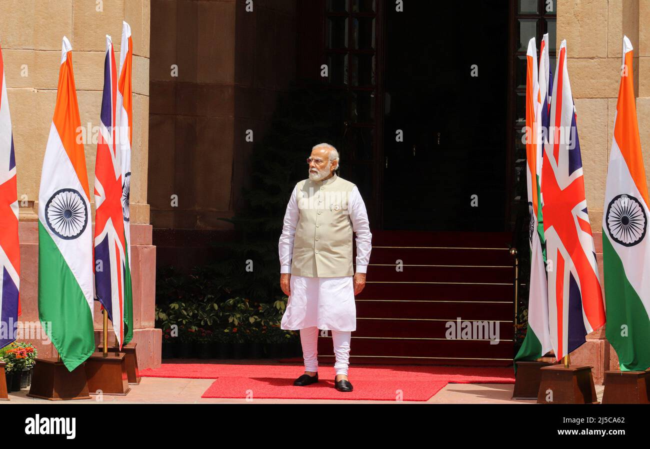 Neu-Delhi, Indien. 22. April 2022. Der indische Premierminister Narendra Modi wartet vor ihrem Treffen in Delhi im Hyderabad-Haus auf den britischen Premierminister Boris Johnson. Der britische Premierminister ist zu einem zweitägigen Besuch in Indien. Er sagte, dass Indien nach einem Treffen mit dem indischen Premierminister Narendra Modi eine offene allgemeine Exportlizenz für die Beschaffung von Verteidigungsgütern erhalten habe. Kredit: SOPA Images Limited/Alamy Live Nachrichten Stockfoto