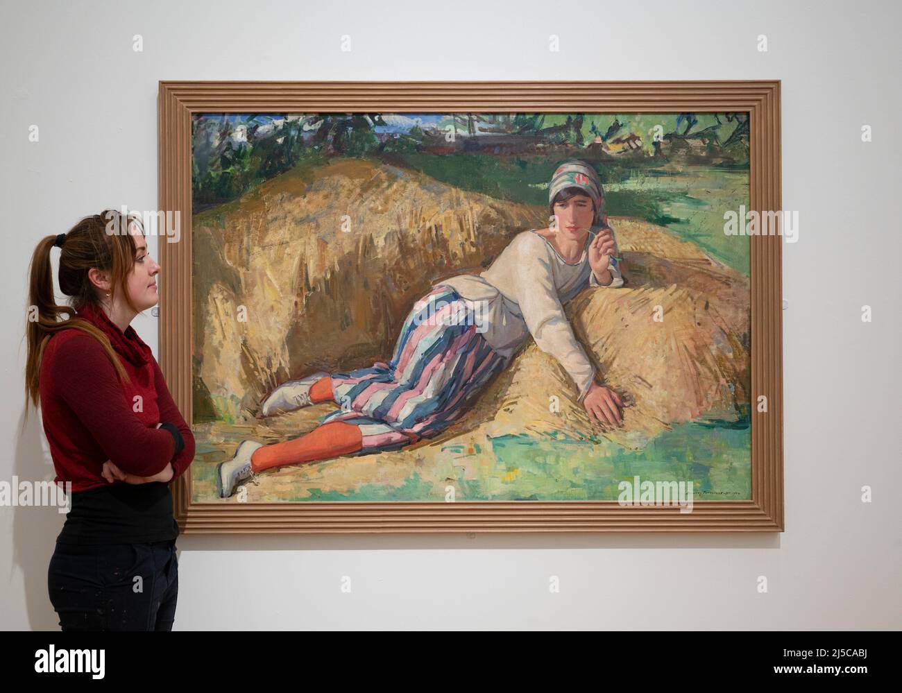 The Lightbox, Woking, Großbritannien. 22. April 2022. A Window into Scottish Art: The Ingram & Fleming Collections (23. April bis 3. Juli 2022) versammelt mehr als 30 bedeutende Werke, die sich mit der Geschichte der schottischen Kunst beschäftigen. Die Ausstellung ist aus zwei Sammlungen, die sich ergänzen, zusammengestellt: Den Ingram und den Fleming Collections. Bild: Dorothy Johnstone (1892-1980), Porträt von Cecile Walton, 1918. Mit freundlicher Genehmigung der Fleming Collection. Quelle: Malcolm Park/Alamy Live News Stockfoto