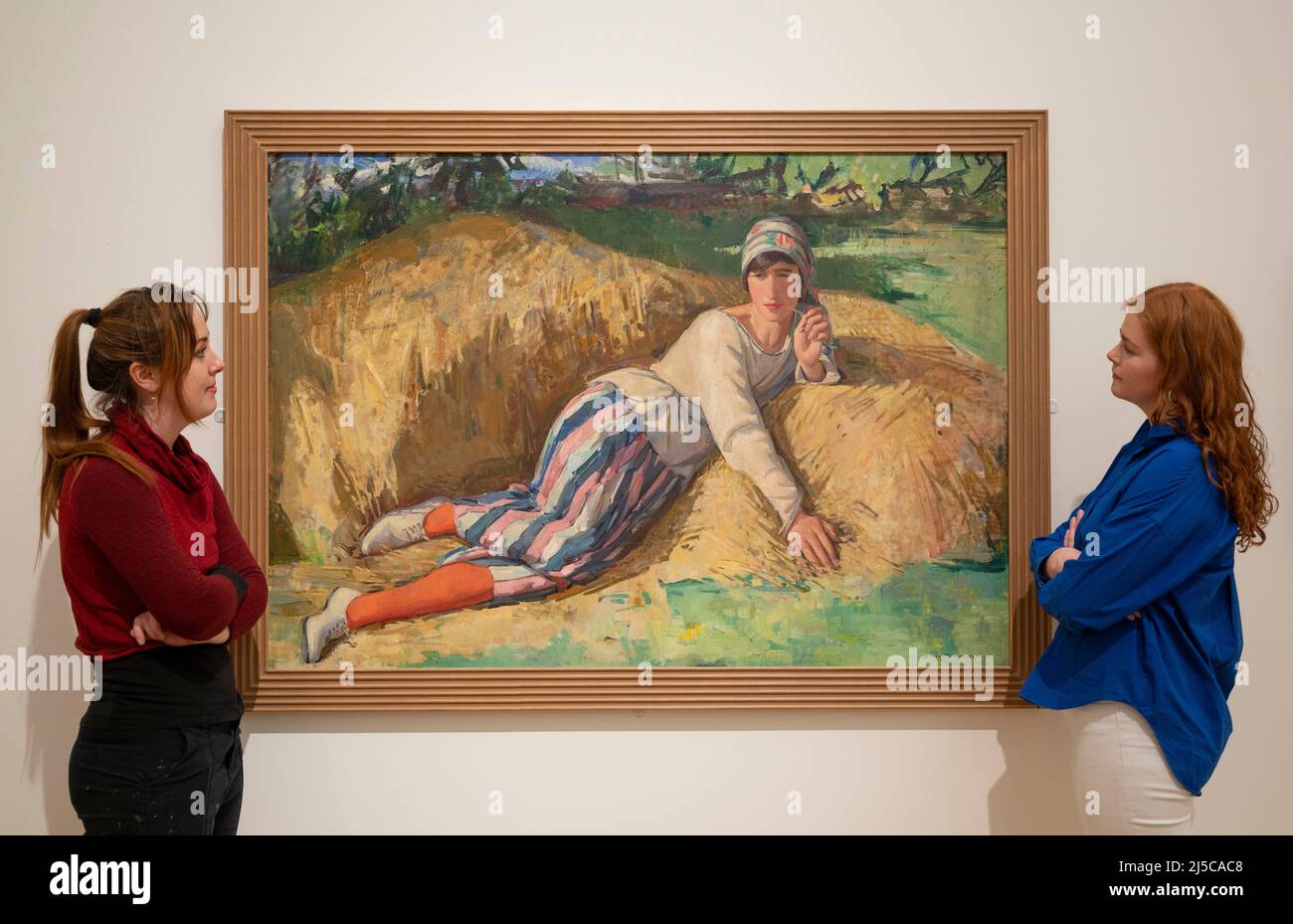 The Lightbox, Woking, Großbritannien. 22. April 2022. A Window into Scottish Art: The Ingram & Fleming Collections (23. April bis 3. Juli 2022) versammelt mehr als 30 bedeutende Werke, die sich mit der Geschichte der schottischen Kunst beschäftigen. Die Ausstellung ist aus zwei Sammlungen, die sich ergänzen, zusammengestellt: Den Ingram und den Fleming Collections. Bild: Dorothy Johnstone (1892-1980), Porträt von Cecile Walton, 1918. Mit freundlicher Genehmigung der Fleming Collection. Quelle: Malcolm Park/Alamy Live News Stockfoto