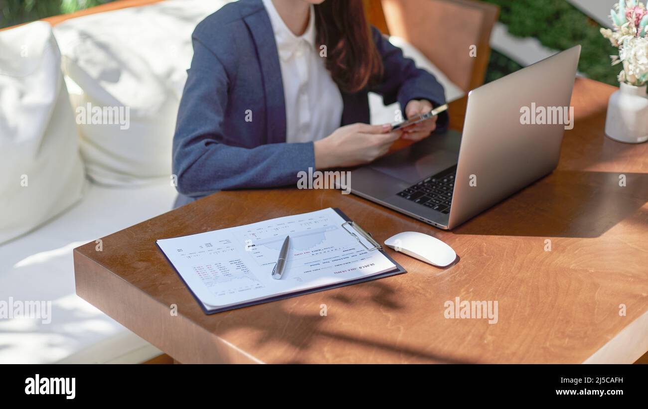 Bild einer Geschäftsfrau, die neue Informationen analysiert. Stockfoto