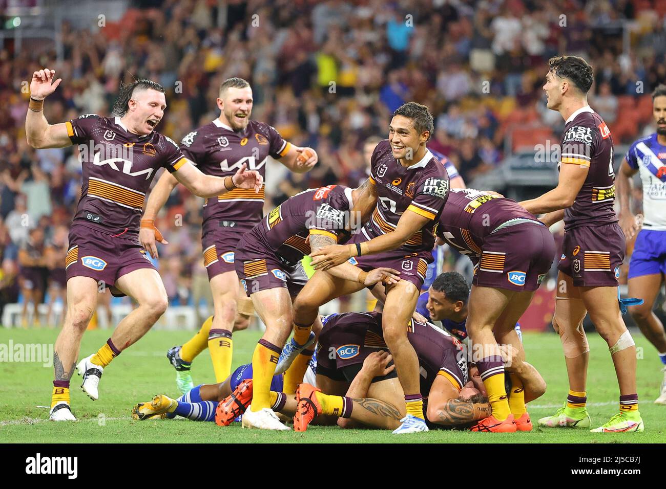 Brisbane, Australien. 22. April 2022. Broncos-Spieler feiern einen Versuch Kredit: Nachrichtenbilder /Alamy Live News Stockfoto