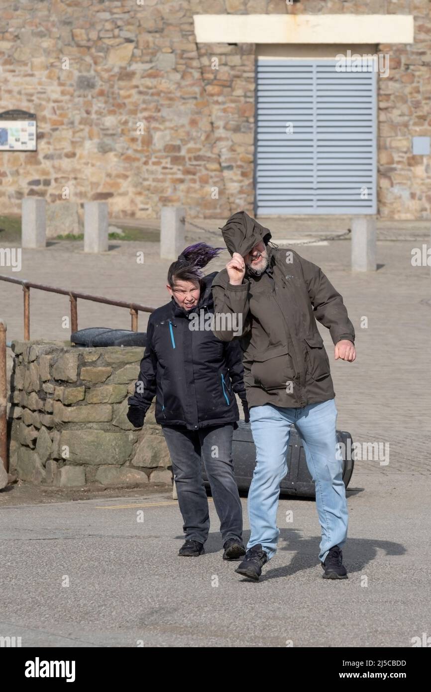 Menschen, die im Sturmwind zu Fuß kämpfen, der vom Sturm Eunice bei der Ankunft in Newquay in Cornwall herrügerufen wurde. Stockfoto