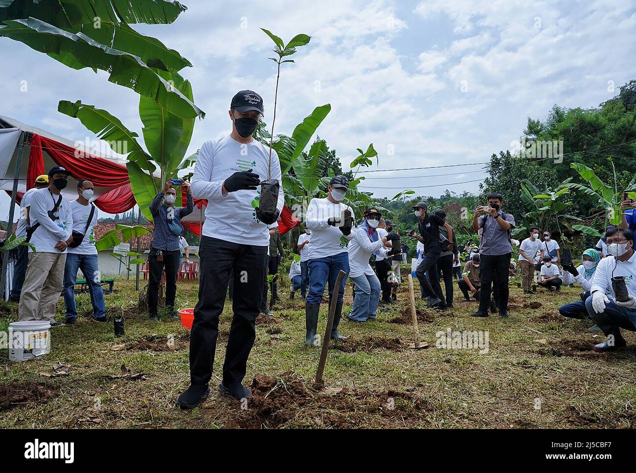 Bogor, Indonesien. 22. April 2022. Am 22. April 2022 nehmen Menschen an einer Blumenbepflanzung am Earth Day 2022 in Bogor, West Java, Indonesien Teil, um auf die Klimakrise aufmerksam zu machen. (Foto von Ryan Maulana/INA Photo Agency/Sipa USA) Quelle: SIPA USA/Alamy Live News Stockfoto