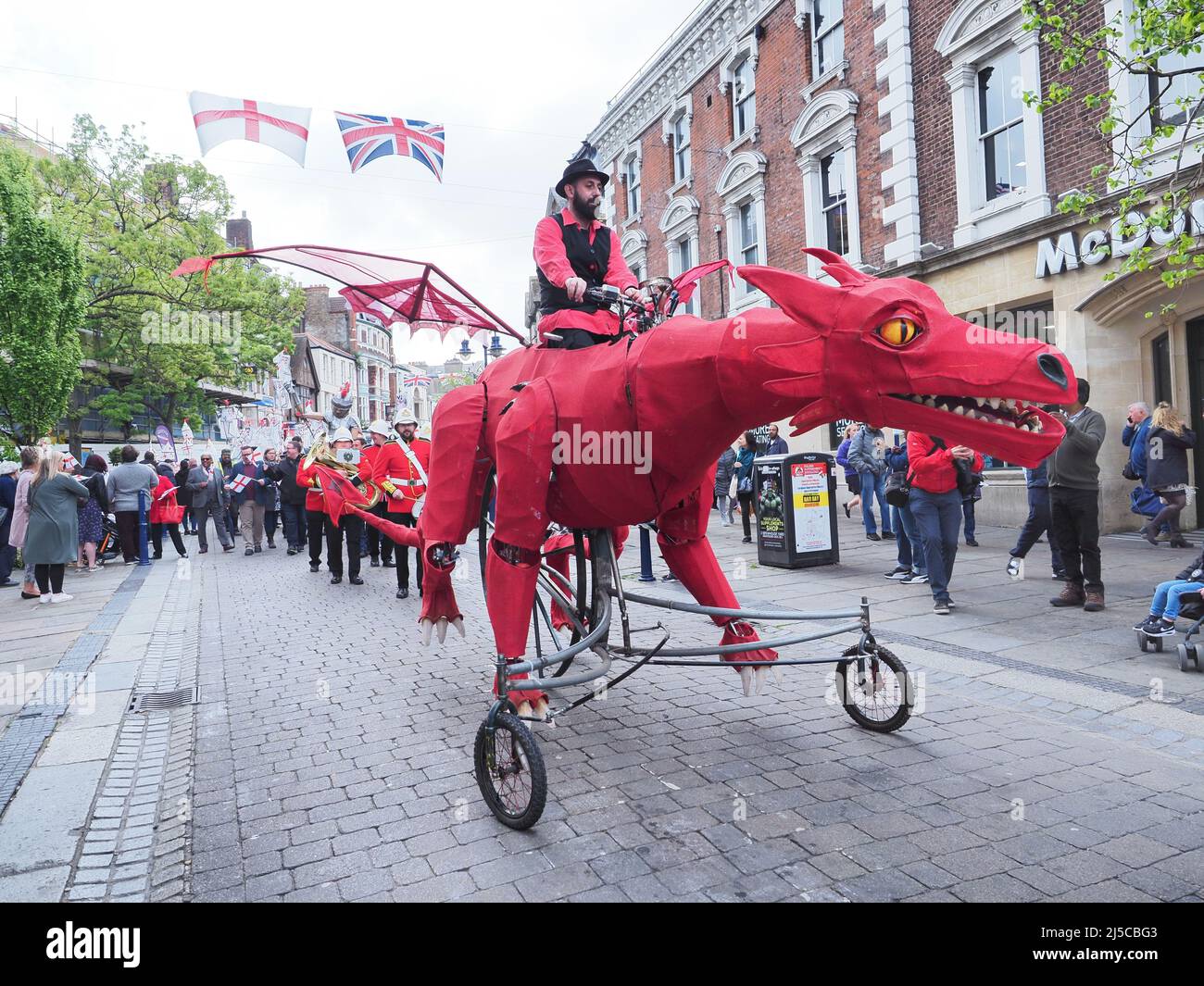 Gravesend, Kent, Großbritannien. 22. April 2022. Heute Morgen fand in Gravesend, Kent, eine Parade zum St. George's Day statt. Die jährliche Feier wird von Cohesham Borough Council, Dartford Borough Council und Arts Council England sowie weiteren Partnerorganisationen in Partnerschaft mit dem Kent Equality Cohesation Council organisiert. Kredit: James Bell/Alamy Live Nachrichten Stockfoto