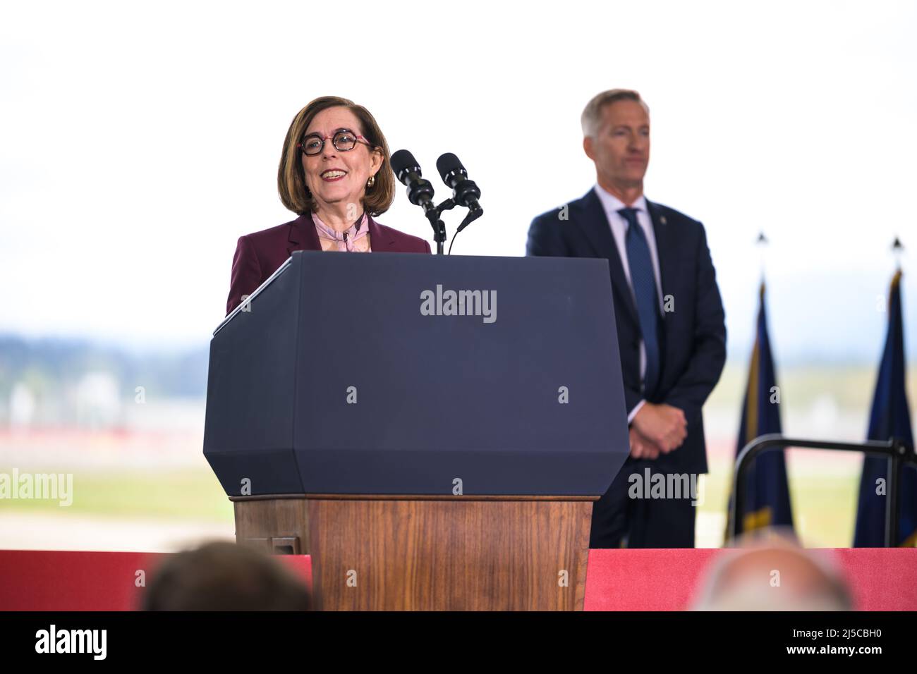 Portland, Usa. 21. April 2022. Die Gouverneurin von Oregon, Kate Brown, hält eine Rede in einem Luftwaffenhangar in der Nähe des internationalen Flughafens Portland. Präsident Joe Biden besuchte Portland, um am 21. April 2022 im Portland Yacht Club in Portland, Oregon, USA, über Infrastruktur zu sprechen und an einer Spendenaktion teilzunehmen. (Foto: Mathieu Lewis-Rolland/Sipa USA) Quelle: SIPA USA/Alamy Live News Stockfoto