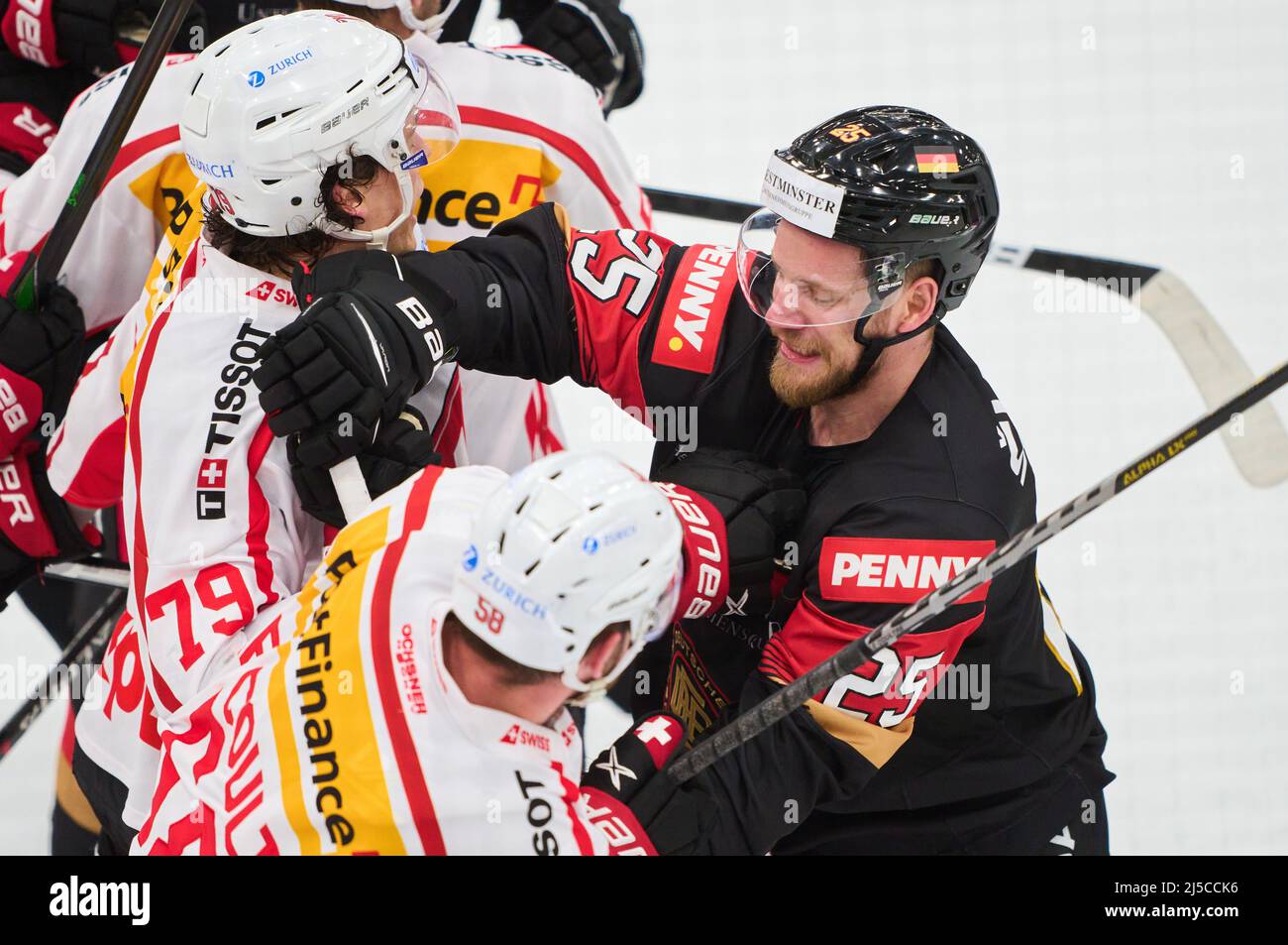 Rosenheim, Deutschland. 21. April 2022. Daniel SCHMÖLZ Nr.25 von Deutschland Kampf gegen Simon LECOULTRE, SUI 58 Calvin Thürkauf, SUI 79 beim Spiel DEUTSCHLAND - SCHWEIZ 4-2 Freundschaftsspiel DEB EISHOCKEY, Weltmeisterschaft 2022 Vorbereitung in Rosenheim Deutschland, April21, 2022, Saison 2021/2022, Schweiz, © Peter Schatz / Alamy Live News Credit: Peter Schatz/Alamy Live News Stockfoto