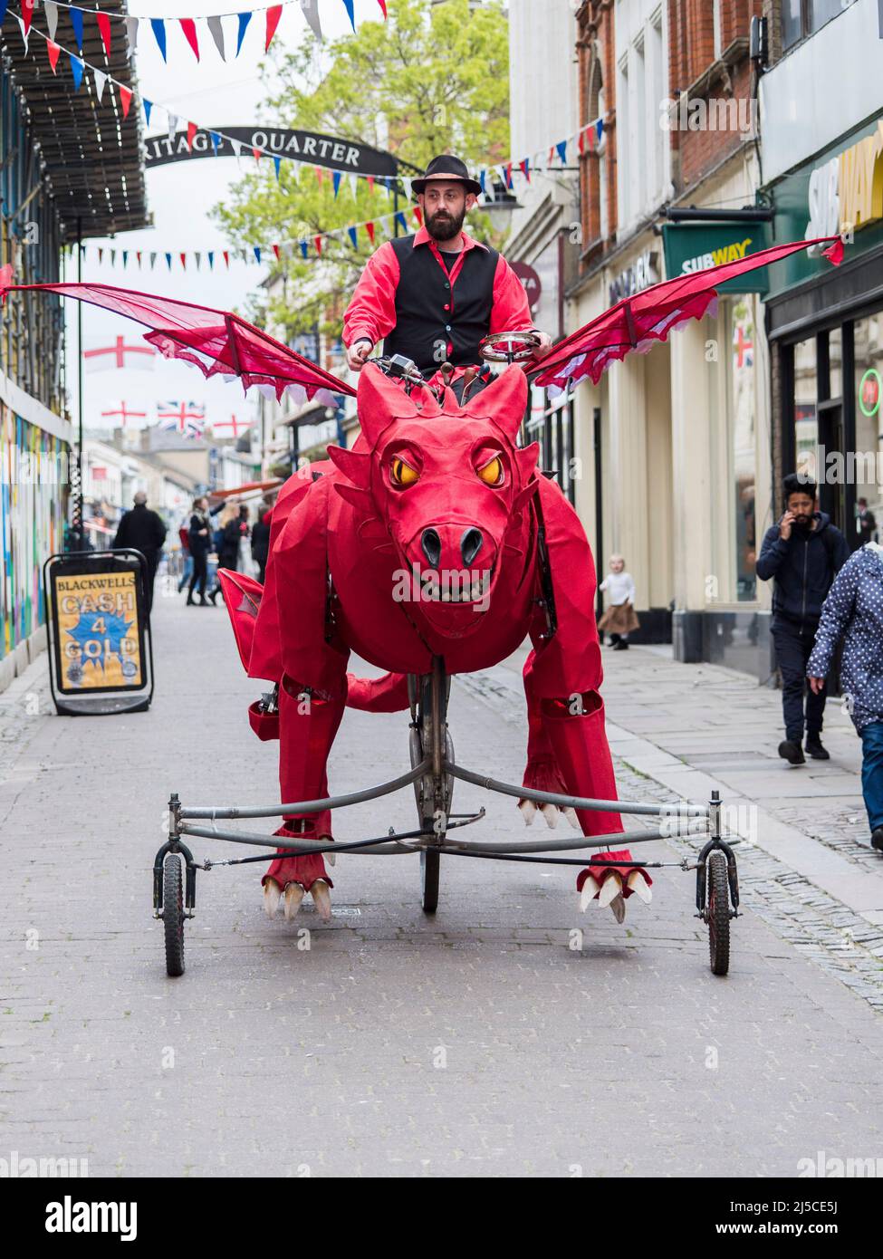 Gravesend, Kent, Großbritannien. 22. April 2022. Heute Morgen fand in Gravesend, Kent, eine Parade zum St. George's Day statt. Die jährliche Feier wird von Cohesham Borough Council, Dartford Borough Council und Arts Council England sowie weiteren Partnerorganisationen in Partnerschaft mit dem Kent Equality Cohesation Council organisiert. Kredit: James Bell/Alamy Live Nachrichten Stockfoto