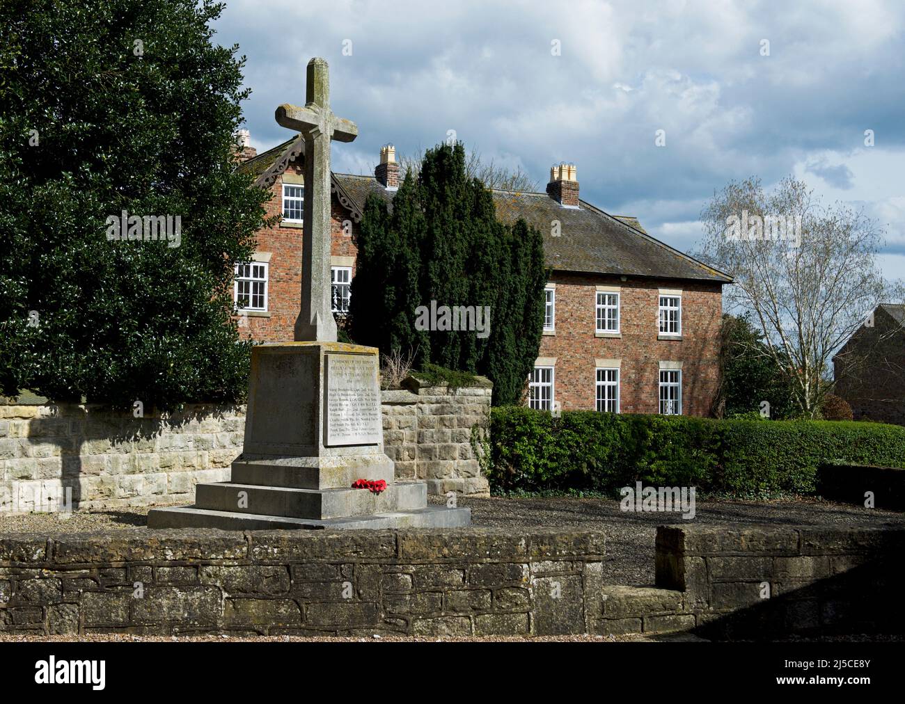 Das Kriegsdenkmal - und die Rektorei - im Dorf Healaugh, North Yorkshire, England, Großbritannien Stockfoto