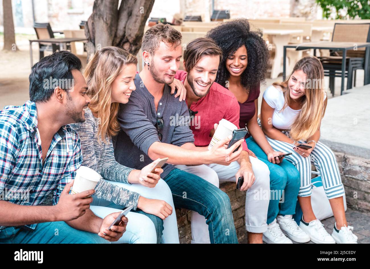 Junge Studenten Freunde Gruppe mit Smartphone mit Kaffee an der Universität - Menschen süchtig nach mobilen Smartphones - Technologiekonzept mit alwa Stockfoto