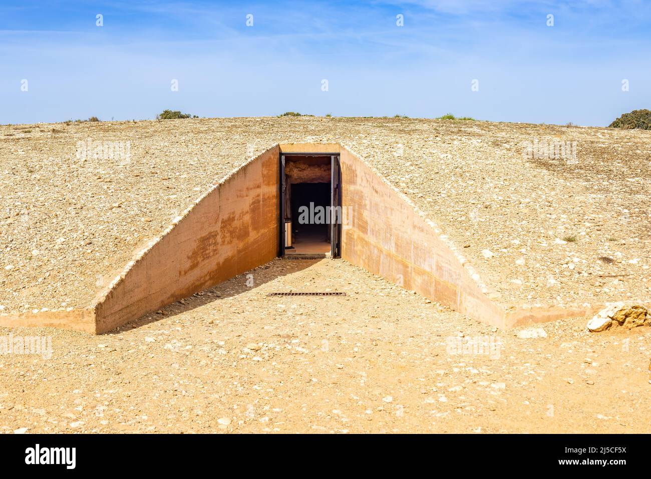 Eingang zum Grabhügel des megalithischen Monuments von El dolmen de Soto, im Dorf Trigueros, Provinz Huelva, Andalusien, Spanien Stockfoto