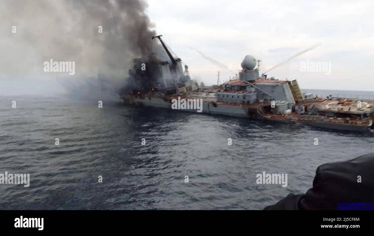 MOSKWA-Flaggschiff der russischen Schwarzmeerflotte, nachdem sie am 22. April 2022 von zwei ukrainischen Raketen getroffen wurde. Foto: Twitter Stockfoto