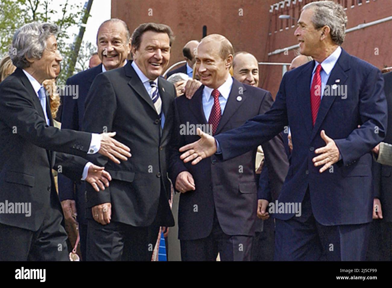 WLADIMIR PUTIN, russischer Präsident, in Moskau während der Parade zum Victory Day am 9. Mai 2005 mit von links Junichiro Koizumi, Jacques Chirac und George W. Bush. Stockfoto