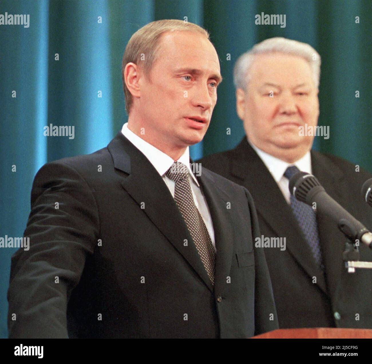 WLADIMIR PUTIN legt im Mai 2000 als russischer Präsident den Eid ab, der von Boris Yeltsin beobachtet wird Stockfoto