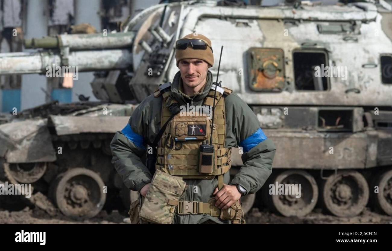 UKRAINISCHER SOLDAT steht vor einer russischen Selbstwaffe propelled2022, die im April 2022 bei einer Schlacht in der Stadt Trostyanez in der Nordostukraine zerstört wurde.Soldat,ukrain9an, Foto: Ukrainischer General Stiff Stockfoto